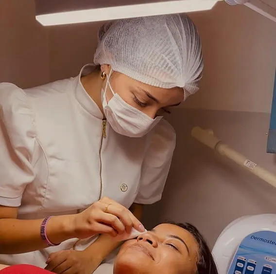 Aluno ou profissional do curso de Estética em atividade prática